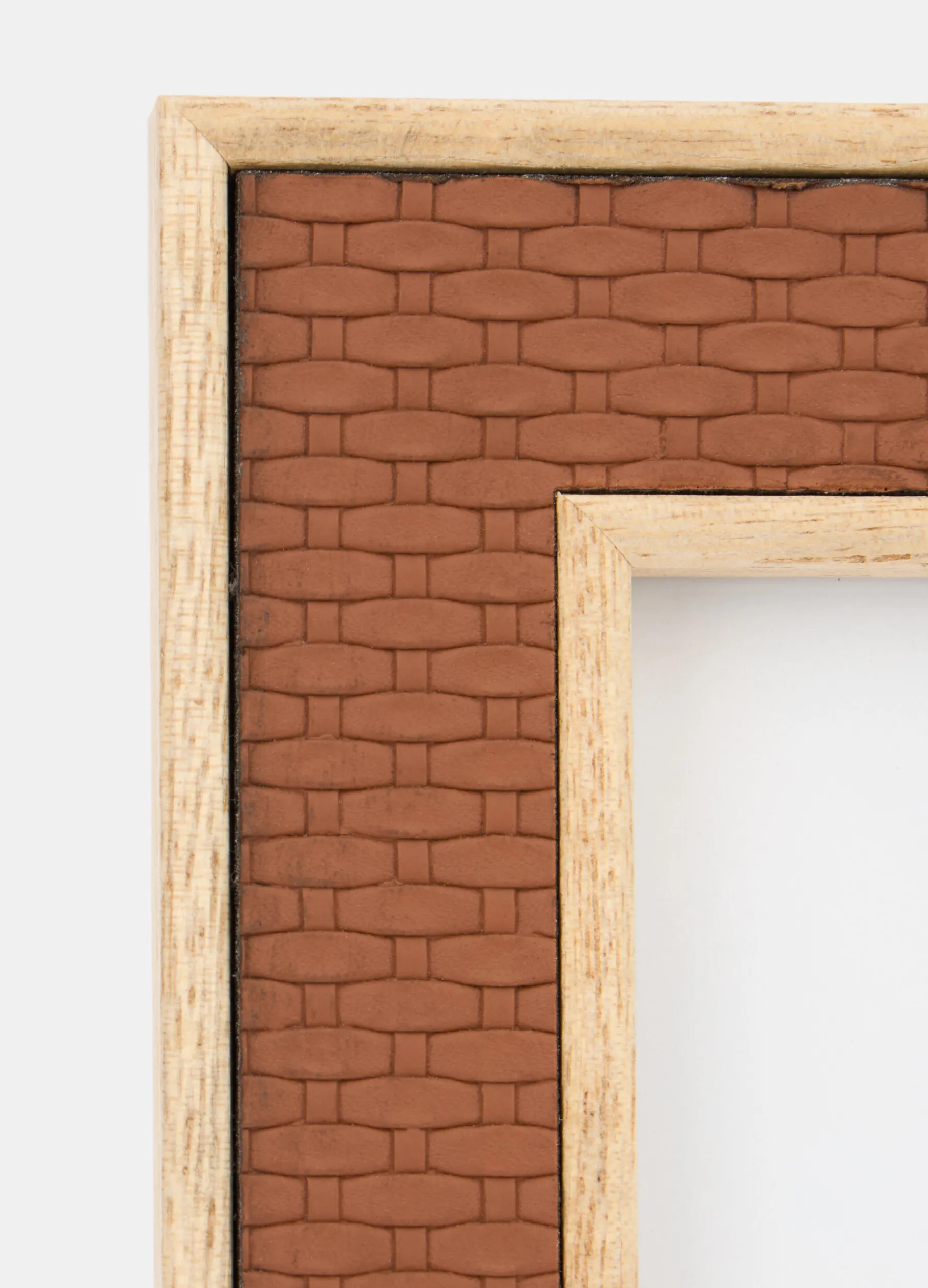 Cornice in legno con doppia texture