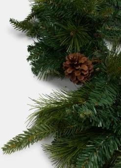 Festone di Natale con rami e pigne