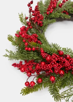 Ghirlanda con rami verdi e bacche