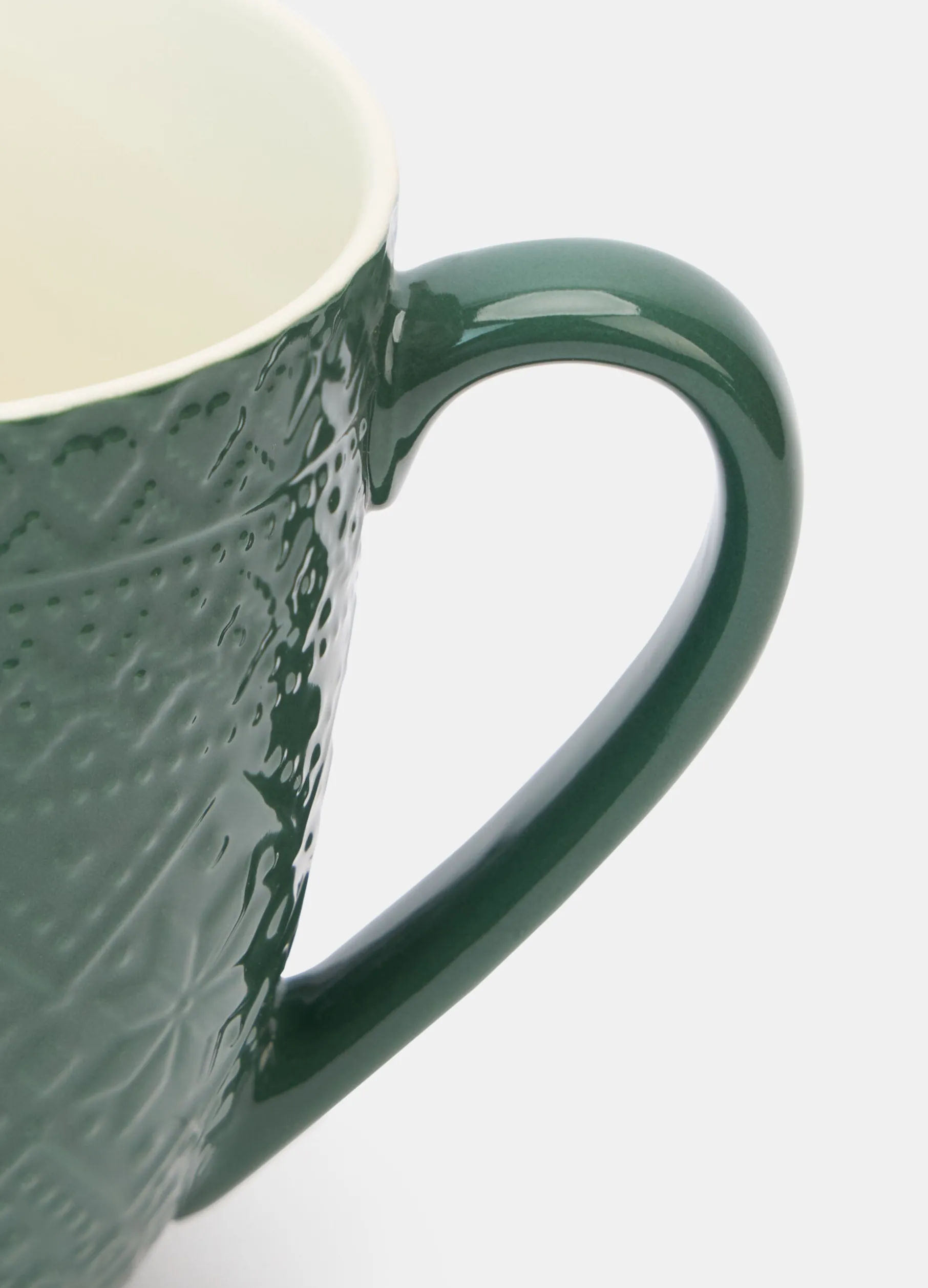 Tazza in ceramica con rilievo