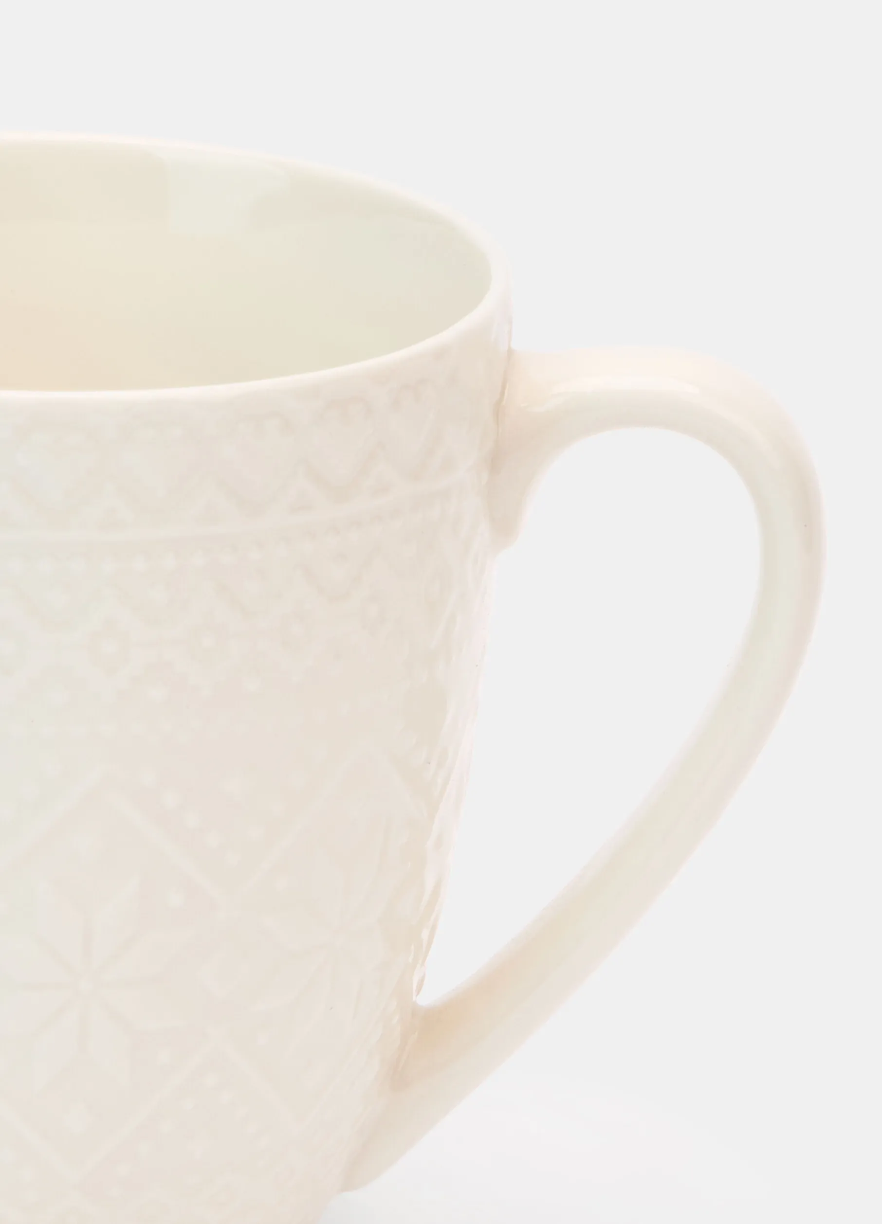 Tazza in ceramica con rilievo